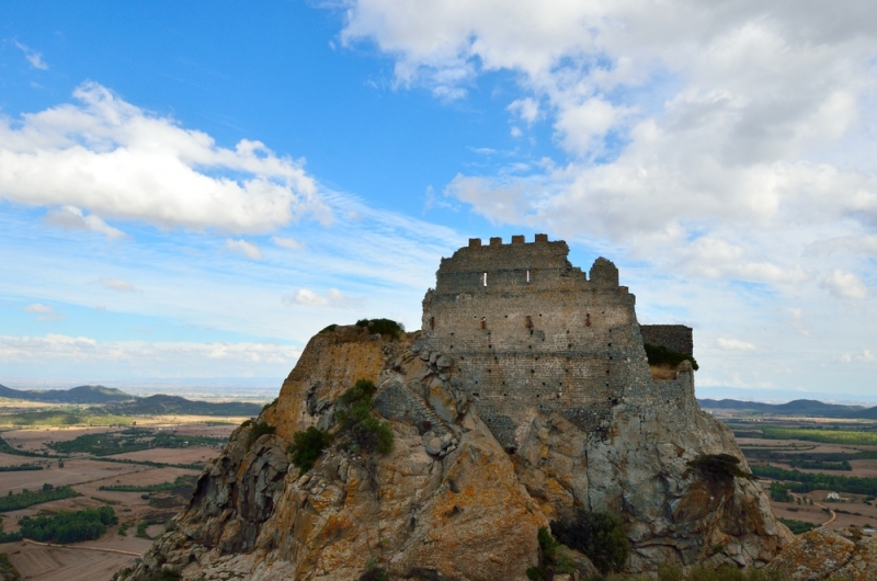 Ein Naturdenkmal: der imposante Felsen Domo andesitico di Acquafredda mit mittelalterlicher Burgruine, Sardinien - meer sardinien urlaub