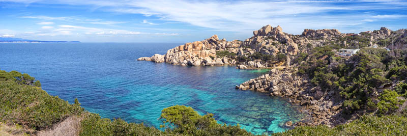 Blick auf das paradiesische Meer und die Felsen vor dem Strand Cala Spinosa, Sardinien - meer sardinien urlaub