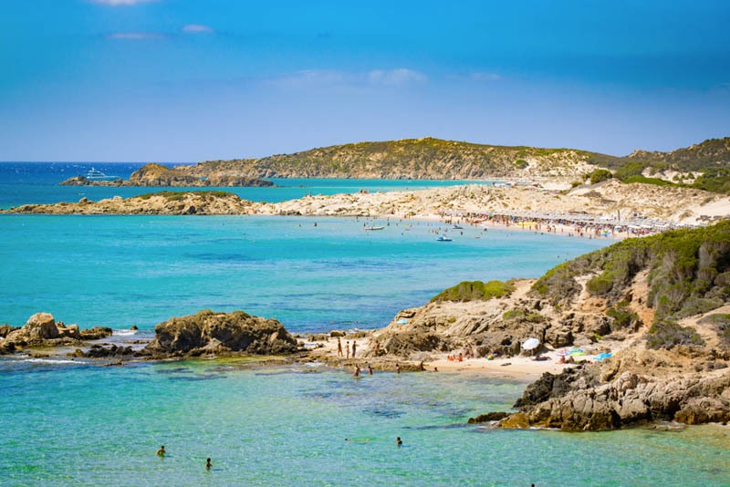 Blick-auf-die-Kuste-von-Chia-mit-ihren-Strandbuchten-wie-Spiaggia-del-Morto-Colonia-Porto-Campana-Sardinien-meer-sardinien-urlaub