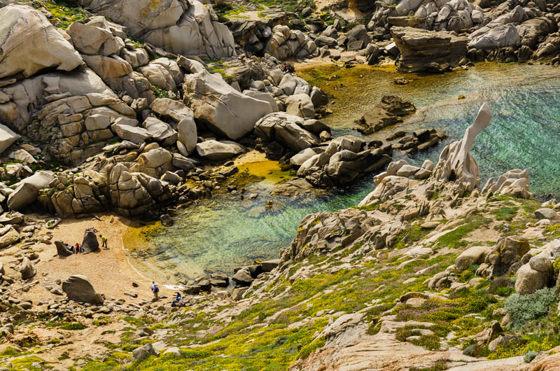 Blick auf die lauschige Sandbucht Cala Francese mit herrlichen Granitfelsen im Nordosten von Sardinien - meer sardinien urlaub