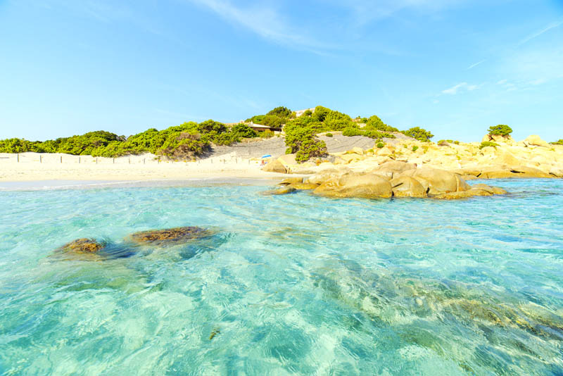 Blick vom Meer aus auf den herrlichen Timi Ama Strand von Villasimius, Sardinien - meer sardinien urlaub