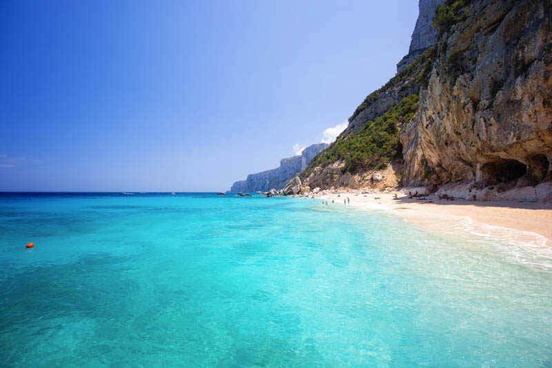 Das versteckte Paradies die Bucht Cala Gabbiani an der Küste von Baunei, Sardinien - meer sardinien urlaub