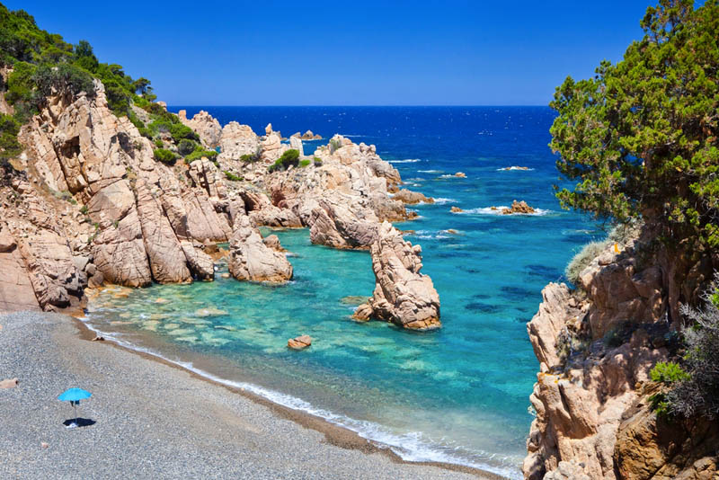 Der Strand Tinnari mit roten Porphyrfelsen an der Costa Paradiso in Nordsardinien - meer sardinien urlaub
