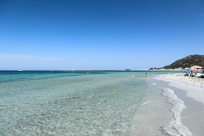 Der superlange, weiße Traumstrand Capo Comino an der Nordostküste von Sardinien - meer sardinien urlaub