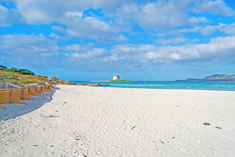 Der weiße Sandstrand La Pelosa und der wohl meistfotografierte Sarazenenturm Sardinien - meer sardinien urlaub