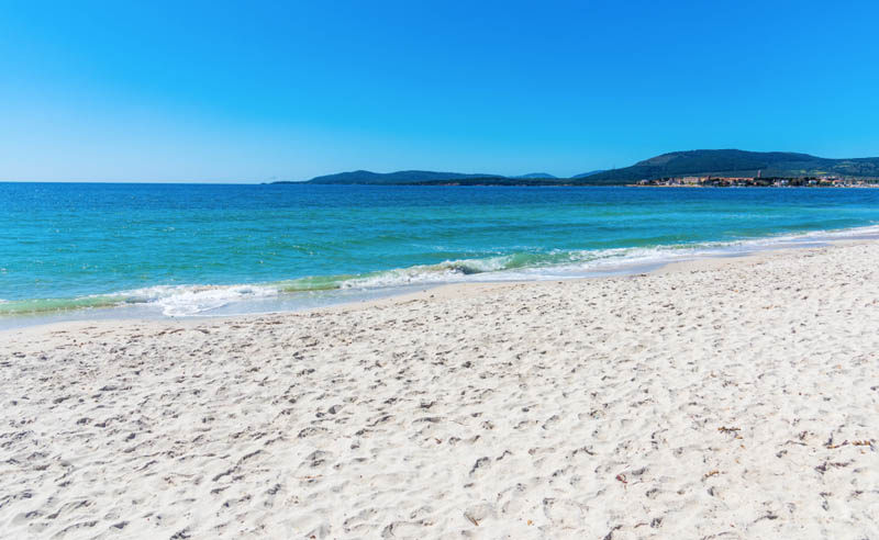Der weiße Sandstrand Maria Pia mit turkisfarbenem Wasser unweit von Alghero, Nordwestkuste Sardiniens - meer sardinien urlaub