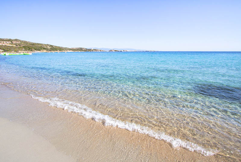 Der wunderschöne, helle, feine Sandstrand La Marmorata, Sardinien - meer sardinien urlaub
