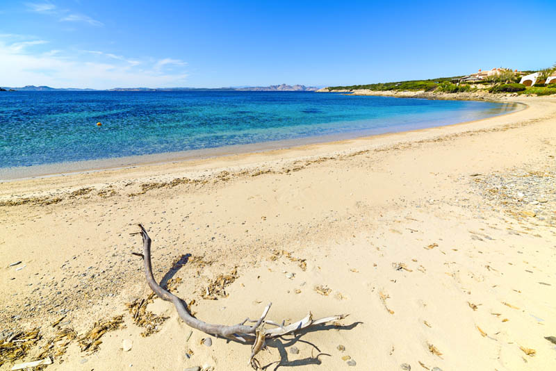 Die Strandbucht Cala del Faro an der Costa Smeralda Sardiniens - meer sardinien urlaub