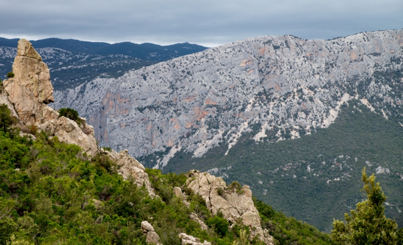 Die karstigen Supramonte-Berge, Sardinien - meer sardinien urlaub