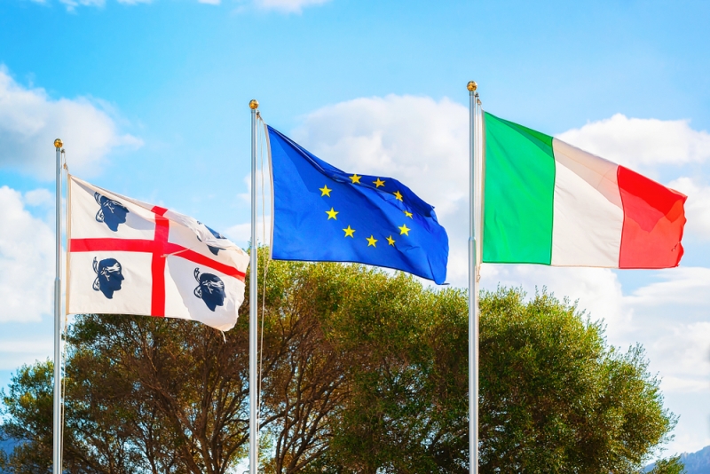 Die sardische Fahne bandiera dei quattro mori nebst der europäischen und der italienischen Flagge - meer sardinien urlaub Die sardische Fahne bandiera dei quattro mori nebst der europäischen und der italienischen Flagge - meer sardinien urlaub