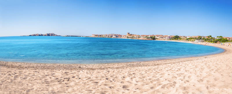 Die traumhafte Sandbucht Isola Rossa im Norden von Sardinien - meer sardinien urlaub
