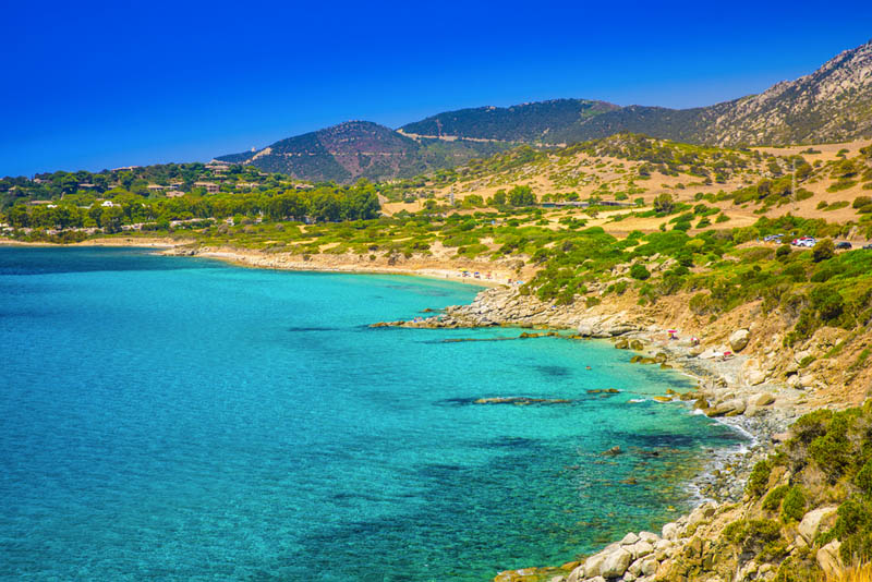 Die zauberhafte Südküste mit grünblauem Meer und Blick auf den Strand Genn´e Mari, Sardinien - meer sardinien urlaub