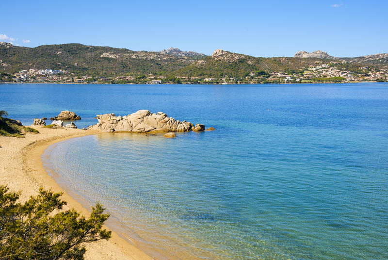 Ein Blick vom Cala Ginepro Strand aus auf die Naturkulisse, Sardinien - meer sardinien urlaub