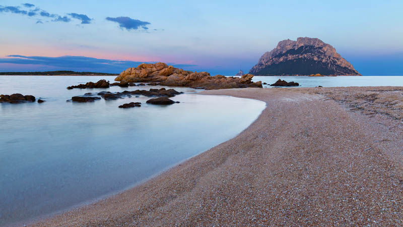 Ein neuer Urlaubstag beginnt romantische Morgenstimmung am Strand Punta Don Diego, Sardinien - meer sardinien urlaub