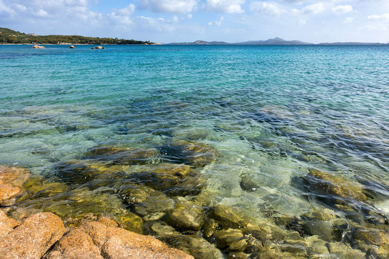 Felsen im Wasser am Strand Mannena Sardinien - meer sardinien urlaub