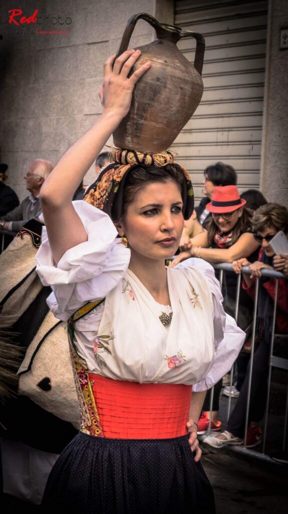 Frau im Trachtenkleid während des Folkloreumzugs Cavalcata di Sassari - meer sardinien urlaub