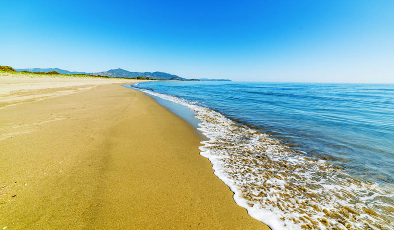 Goldgelber Sand am langen Strand Feraxi, im Südosten Sardiniens - meer sardinien urlaub