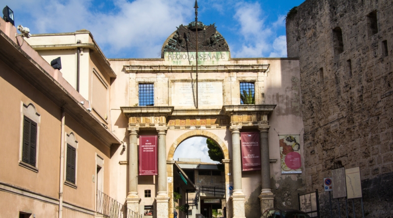 Der Eingang zum Museumspark mit Archäologischem Museum im Stadtviertel Castello der Inselhauptstadt Cagliari, Sardinien - meer sardinien urlaub