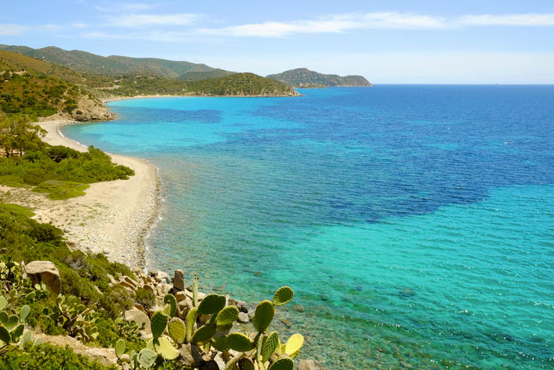 Panoramablick auf die zauberhafte, sanfte Südküste mit der Sandbucht Is Canaleddus, Sardinien - meer sardinien urlaub