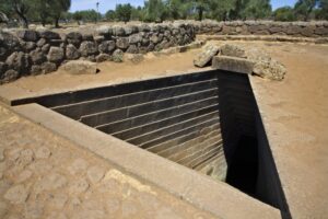 Die Au&szlig;enmauern des Brunnentempels Santa Cristina bei Paulilatino, Sardinien, eine Kultst&auml;tte, die auf beeindruckende astronomische Kenntnisse der Nuraghen-Kultur schlie&szlig;en l&auml;sst - meer sardinien urlaub