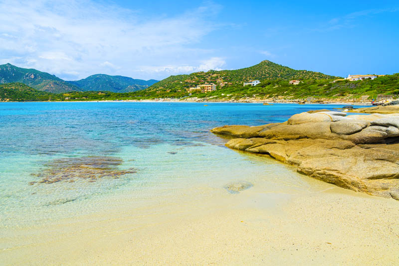 Wundervoller Panoramablick auf den Sandstrand Campulongu von Villasimius in Südsardinien - meer sardinien urlaub