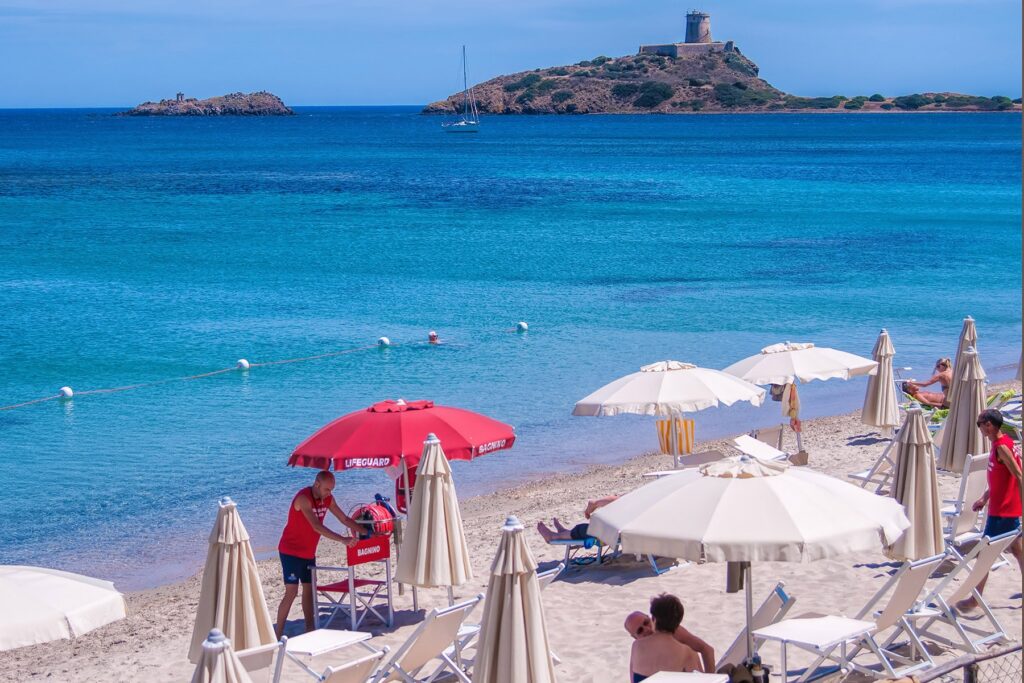 der-Blick-auf-den-Sarazenenturm-von-den-Sonnenliegen-des-Hotels-Baia-di-Nora-Nora-meer-sardinien-urlaub