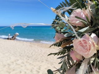 herrliche Blumendeko fuer eine unvergessliche Strandhochzeit - meer-sardinien-urlaub