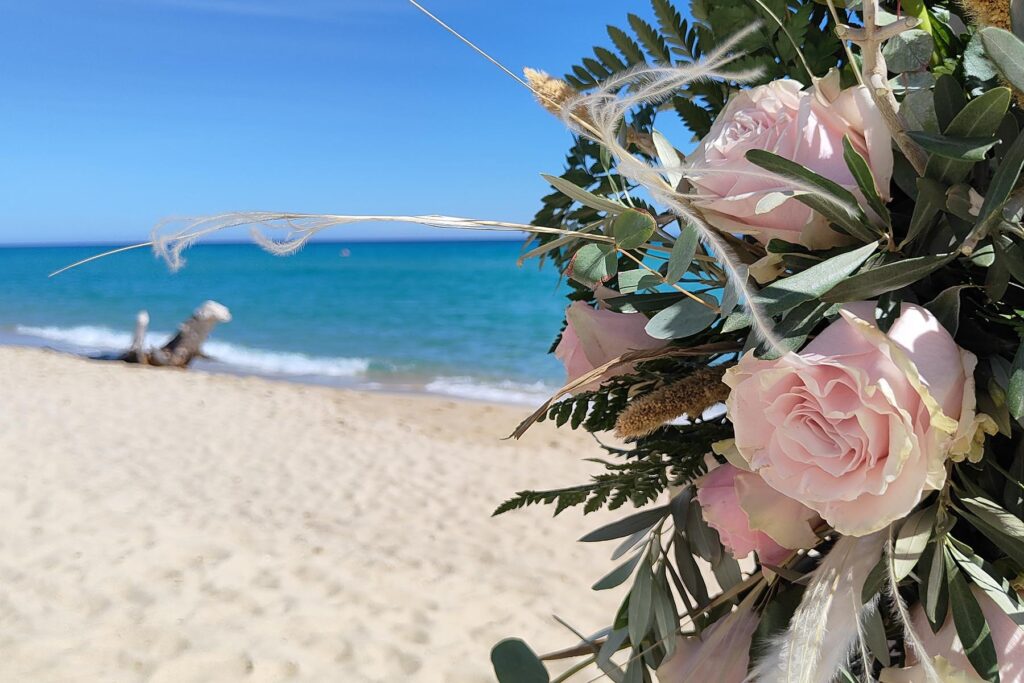 herrliche Blumendeko fuer eine unvergessliche Strandhochzeit - meer-sardinien-urlaub