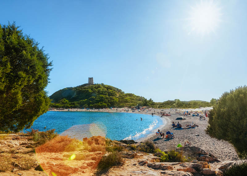 schoner Blick auf den Strand Su Portu von Chia mit Blick auf den charakteristischen Sarazenenturm, Sardinien - meer sardinien urlaub